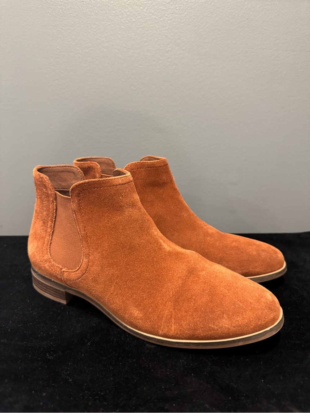 Clarks Suede Slip on Low Chelsea Ankle Boots Booties Size 8.5